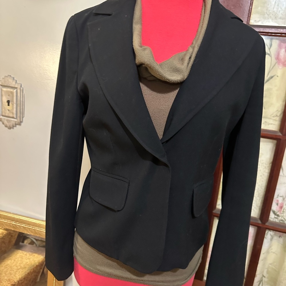 Elegant Women's Black Blazer
